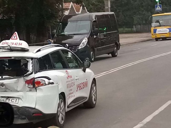 На Львівській у Луцьку вантажівка влетіла в учбове авто. ФОТО