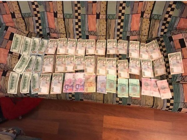 СБУ показала фото затримання на хабарі волинського чиновника