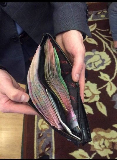 СБУ показала фото затримання на хабарі волинського чиновника