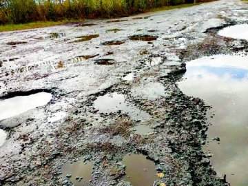 Кілометри жаху: водії про розбиту трасу на Волині