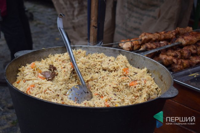 Дощ, холод і ріки пива: у Луцьку триває фестиваль. ФОТО