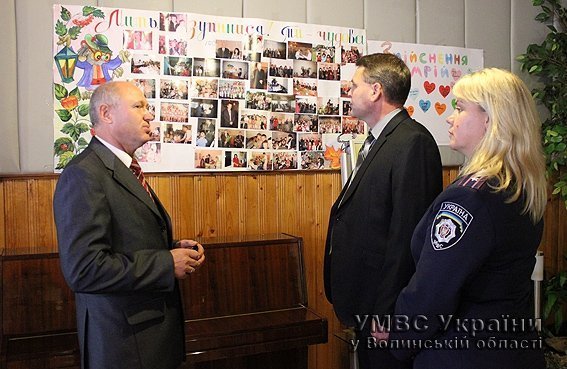 Волинські правоохоронці привезли подарунки у дитячий притулок. ФОТО