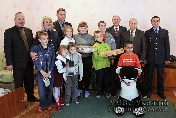 Волинські правоохоронці привезли подарунки у дитячий притулок. ФОТО