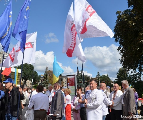 Опозиція на марші: у Луцьку влаштували протестну ходу. ФОТО 