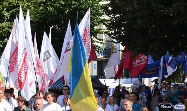 Опозиція на марші: у Луцьку влаштували протестну ходу. ФОТО 