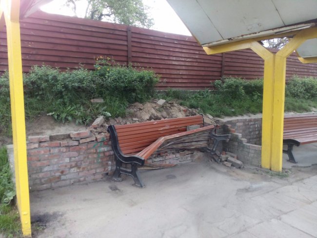 Аварія у Володимирі: авто протаранило зупинку