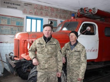 У селищі на Волині надзвичайники гасять пожежі з раритетної машини