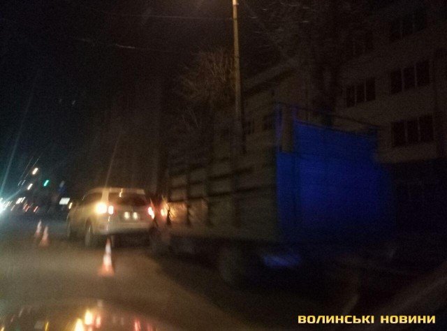 Аварія в Луцьку: вантажівка зіткнулася з позашляховиком
