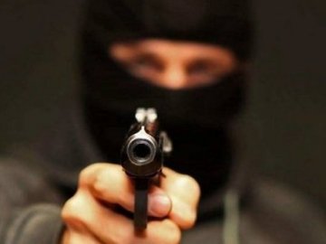 У Харкові продавець голими руками ледь не спіймала озброєного грабіжника. ВІДЕО