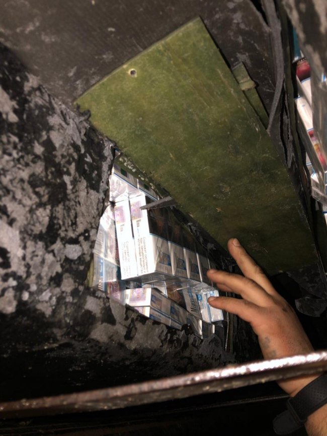 У пункті пропуску «Доманове» в паливних баках авто знайшли контрабанду. ФОТО