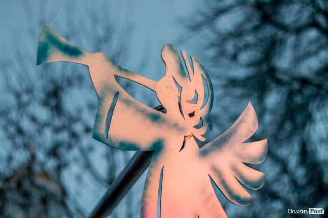 У Луцьку урочисто засвітили головну ялинку міста. ФОТО