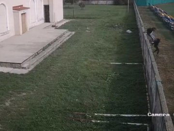 Школярі нищать новозбудований стадіон у Луцьку. ВІДЕО