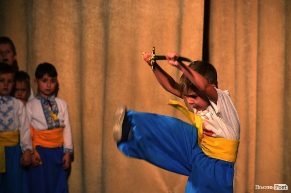 У Луцьку козаки показали свою майстерність в бойовому гопаці.ФОТО