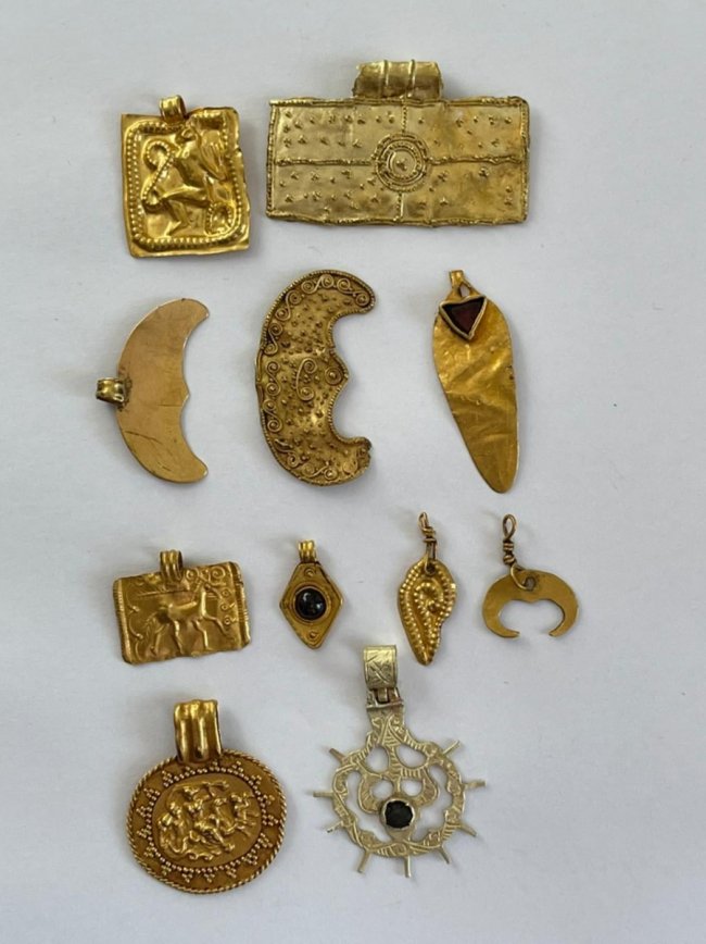 На «Ягодині» затримали кур'єра, який хотів вивезти за кордон ювелірні прикраси часів Скіфської доби. ФОТО