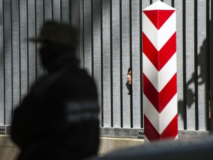 Польща зводить загорожу з колючим дротом на кордоні з Білоруссю