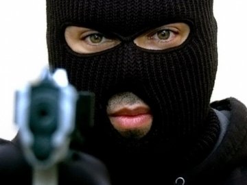 Озброєний лучанин пограбував фінансовий заклад