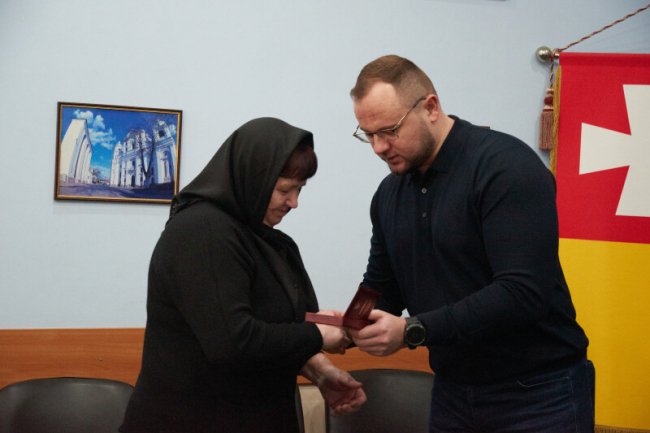 Мер Луцька вручив ордени рідним загиблих Героїв
