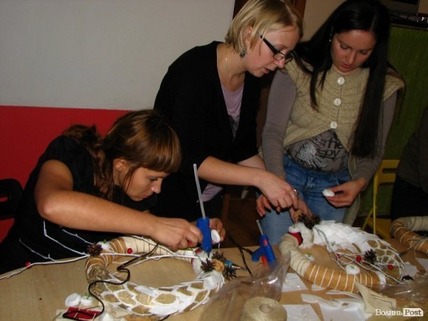 Луцькі мами вчились робити новорічні вінки. ФОТО