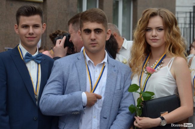 Як у Луцьку колишнім школярам вручали медалі. ФОТО