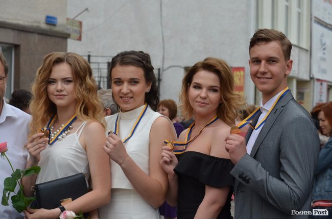 Як у Луцьку колишнім школярам вручали медалі. ФОТО