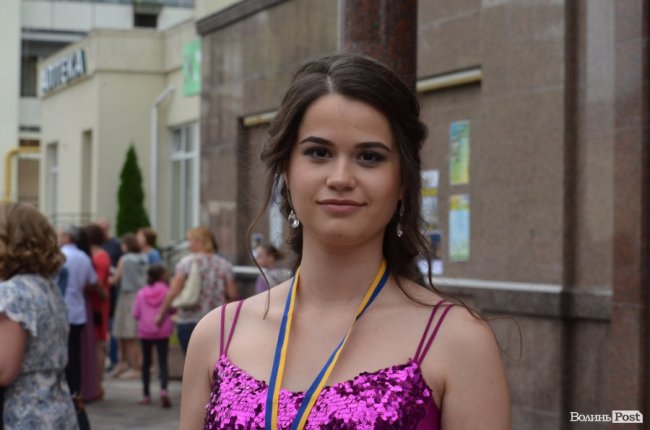 Як у Луцьку колишнім школярам вручали медалі. ФОТО