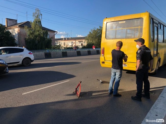 У Луцьку на мосту – аварія за участю мотоцикліста та маршрутки: рух – ускладнений. ФОТО