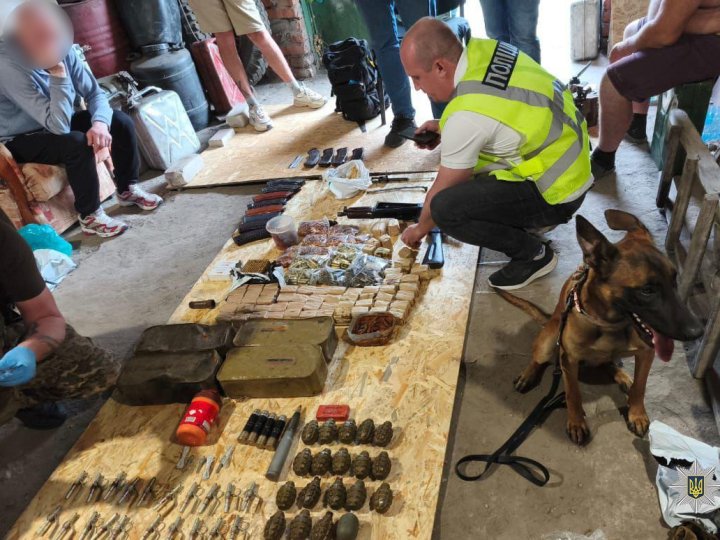 Поліція проводить понад 500 обшуків через незаконну зброю