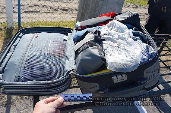 Громадянин Росії намагався перевезти через кордон психотропні речовини. ФОТО