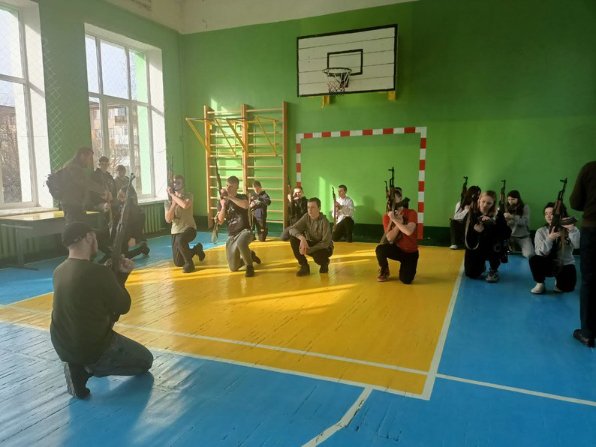 Військовий вишкіл у луцькому ліцеї: 70 школярів вчилися керувати дронами та надавати домедичну допомогу