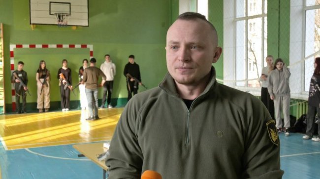 Військовий вишкіл у луцькому ліцеї: 70 школярів вчилися керувати дронами та надавати домедичну допомогу