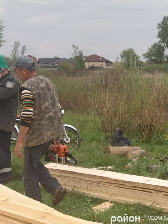 Жителі волинського села власноруч відремонтували місток на озері. ФОТО