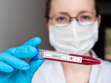 Вчені з'ясували, чому деякі люди не заражаються COVID-19 після контакту з хворими