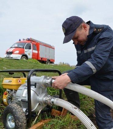 Як волинських рятувальників вчили боротися з екологічним лихом. ФОТО