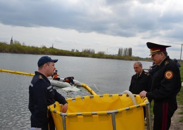 Як волинських рятувальників вчили боротися з екологічним лихом. ФОТО