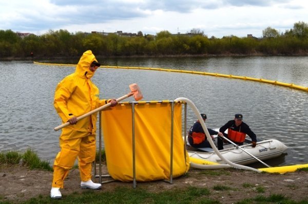 Як волинських рятувальників вчили боротися з екологічним лихом. ФОТО