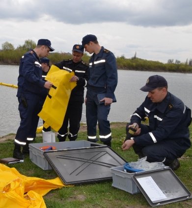 Як волинських рятувальників вчили боротися з екологічним лихом. ФОТО