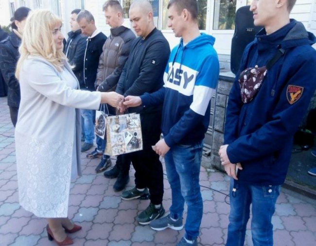 З почестями і подарунками: як на Іваничівщині юнаків проводжали в армію