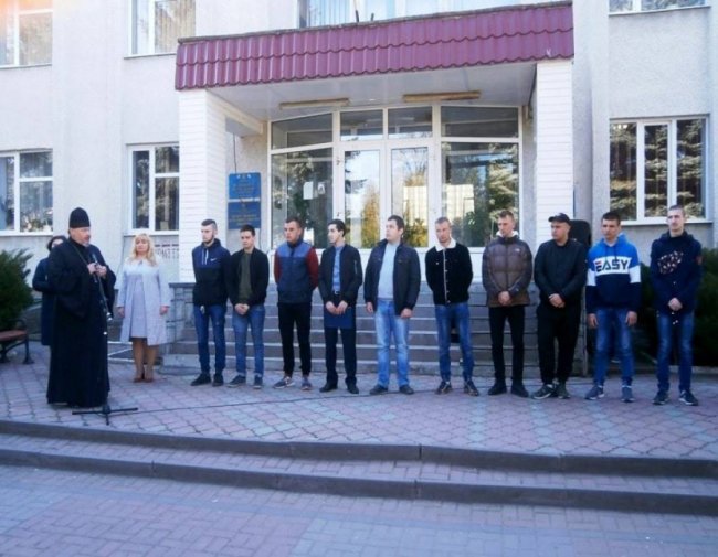 З почестями і подарунками: як на Іваничівщині юнаків проводжали в армію