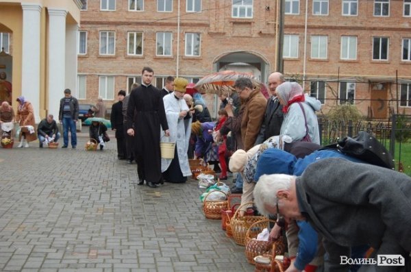 У Луцьку почали освячувати паску. ФОТО