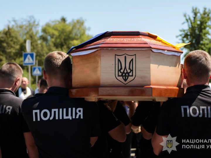 Навіки в строю: на Волині попрощалися із загиблим на війні поліцейським Юрієм Кривошапкою