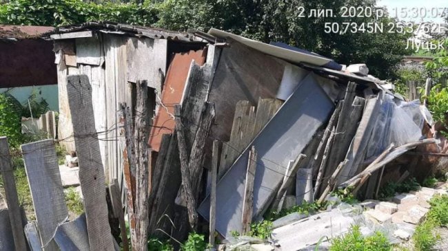  Нібито приватні території: мешканців луцьких багатоповерхівок змушують демонтувати незаконні паркани, городи і шини з квітами 