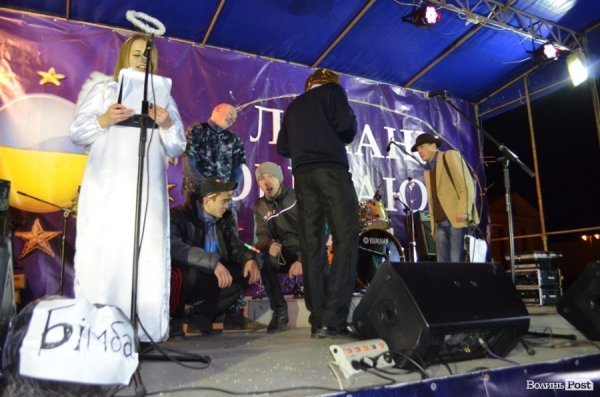 Щедрування на Євромайдані в Луцьку: фаєр-шоу, політичний вертеп і танці. ФОТО