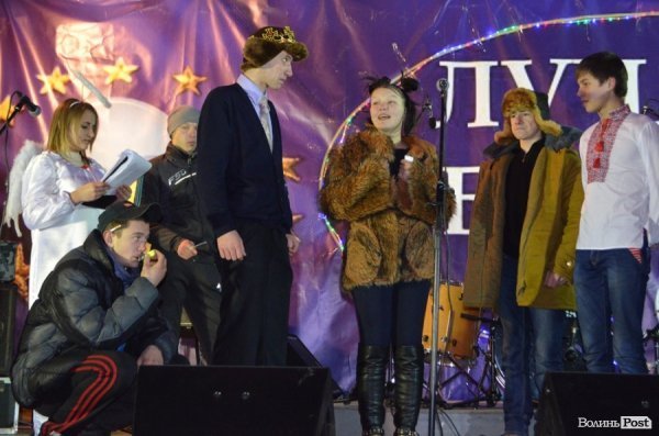 Щедрування на Євромайдані в Луцьку: фаєр-шоу, політичний вертеп і танці. ФОТО