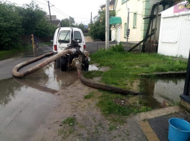Негода на Волині: рятувальники відкачують дощову воду з приватних обійсть. ФОТО