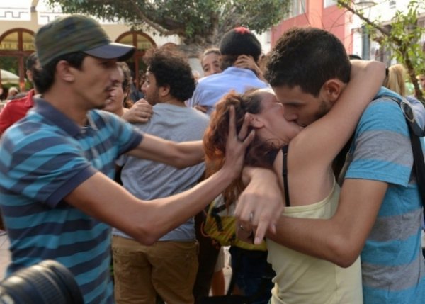 Чоловік намагається зупинити пару, що цілується біля будівлі парламенту в столиці Марокко Рабаті