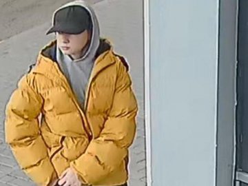 Підозрюють у крадіжках: у Луцьку розшукують дівчину