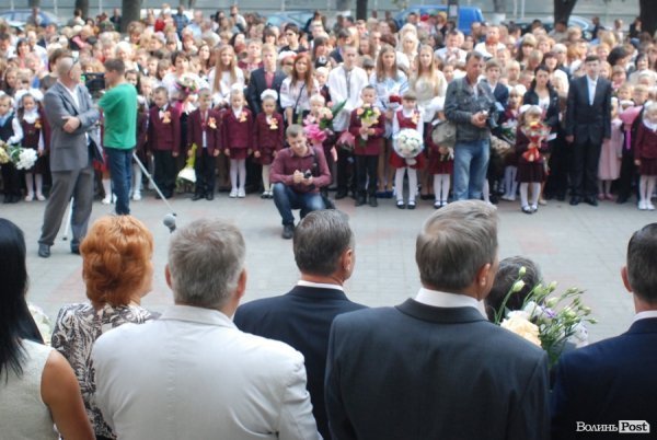 Перший дзвоник у  «найкращій луцькій школі». ФОТО