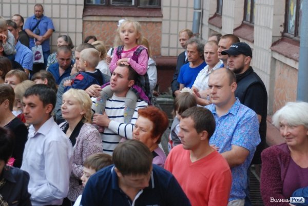 Перший дзвоник у  «найкращій луцькій школі». ФОТО