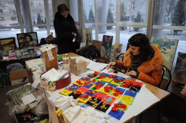 У Луцьку на благодійному ярмарку зібрали 8 тисяч для бійців. ФОТО