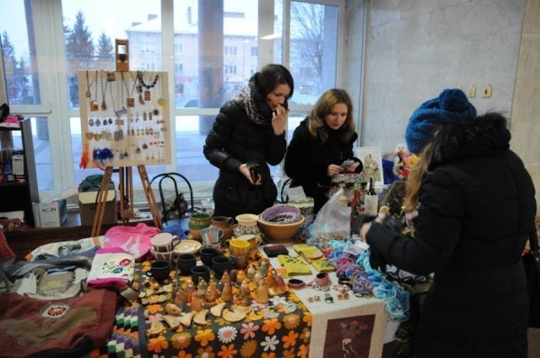 У Луцьку на благодійному ярмарку зібрали 8 тисяч для бійців. ФОТО
